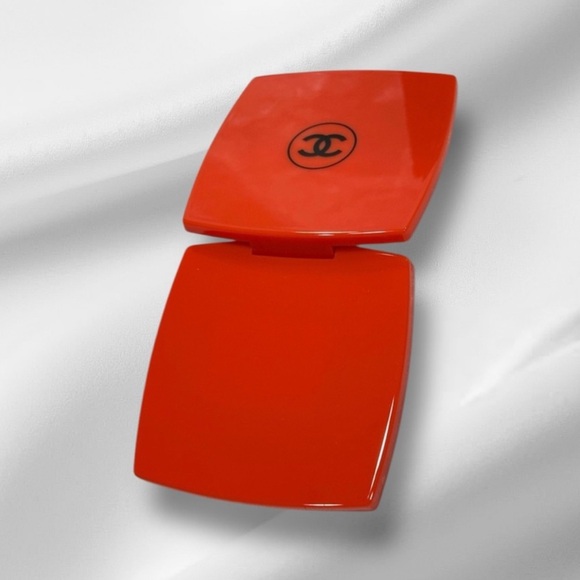 Chanel Red Beauty Compact Double Mirror - Picture 3 of 10